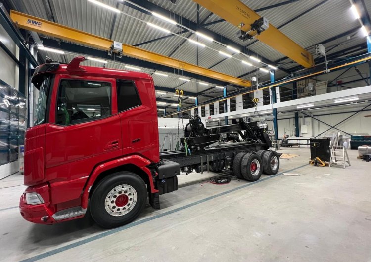 Kraan plaatsen op nieuwe sleepwagen St vd Brink