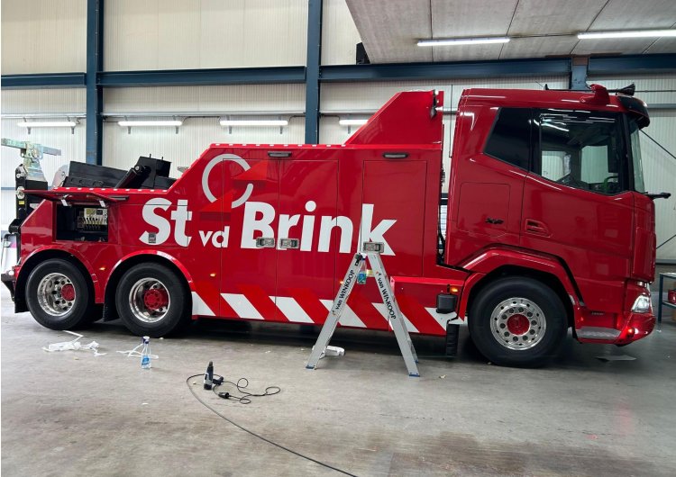Bestickeren nieuwe sleepwagen St vd Brink