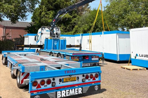 Combinatie kraanauto + trias trailer voor St vd Brink