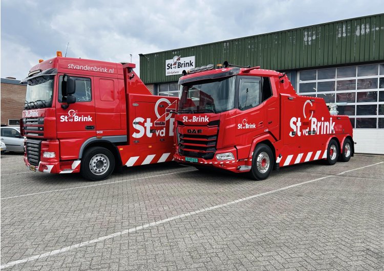 Nieuwe en oude sleepwagen van St vd Brink