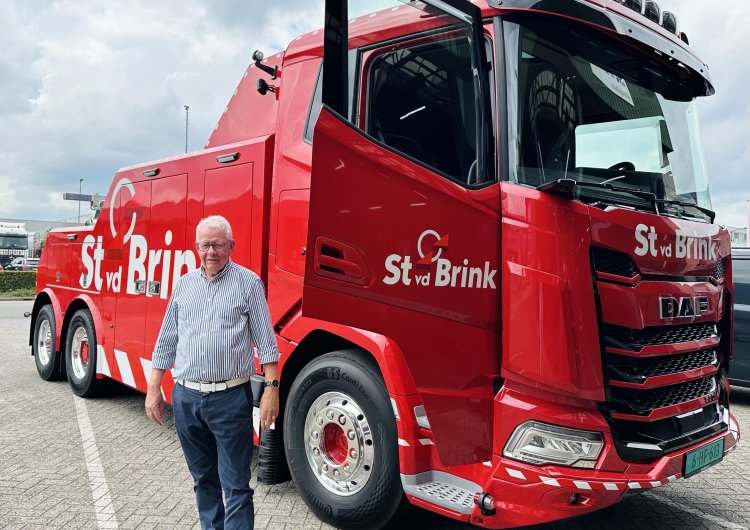 Aalt van den Brink maakt eerste rit in de nieuwe sleepwagen