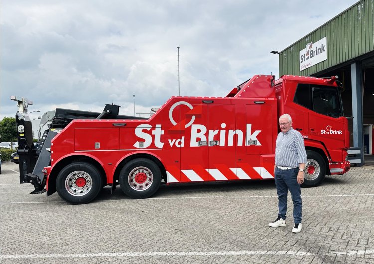 Nieuwe sleepwagen voor St vd Brink