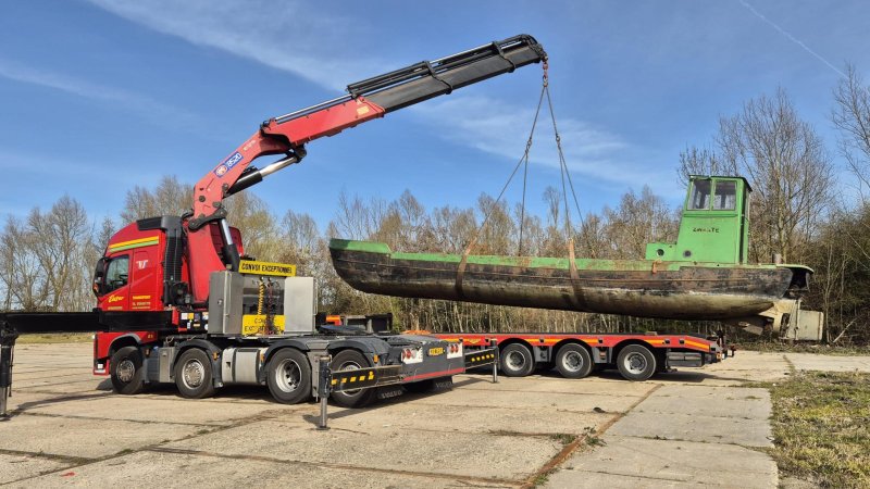 Trekker met auto-laadkraan en trailer